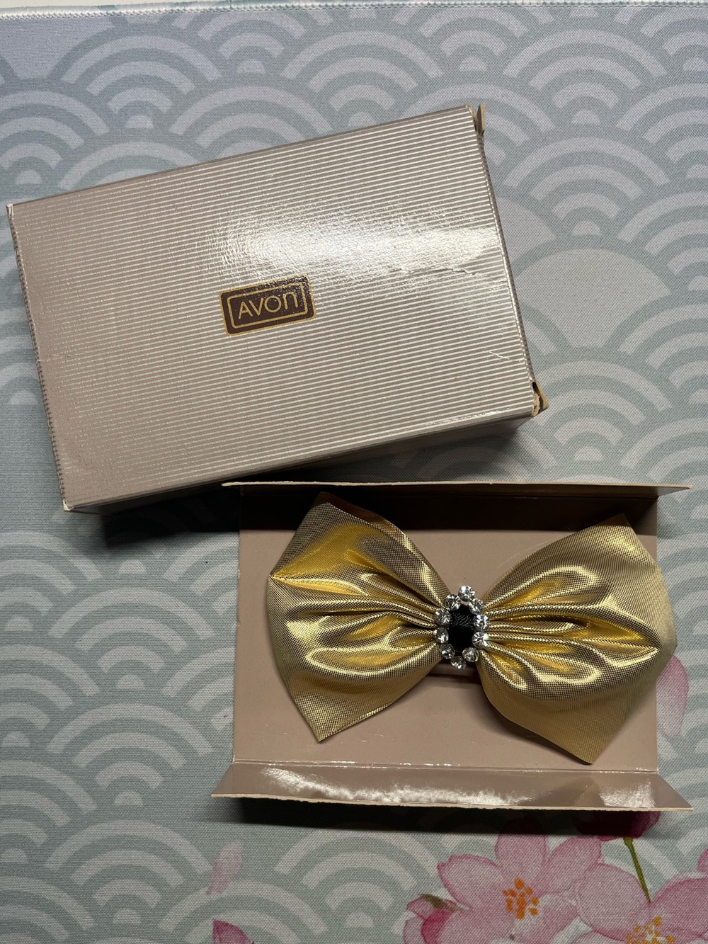NIB Vintage 1987 Avon Gold Bow Pin